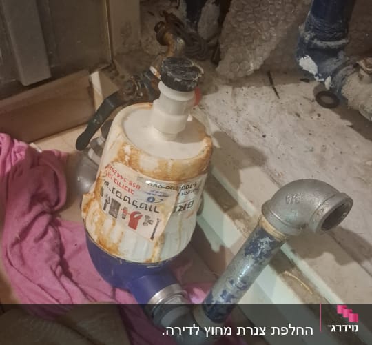 מסנן מים עם צינורות וכלי עבודה על הרצפה